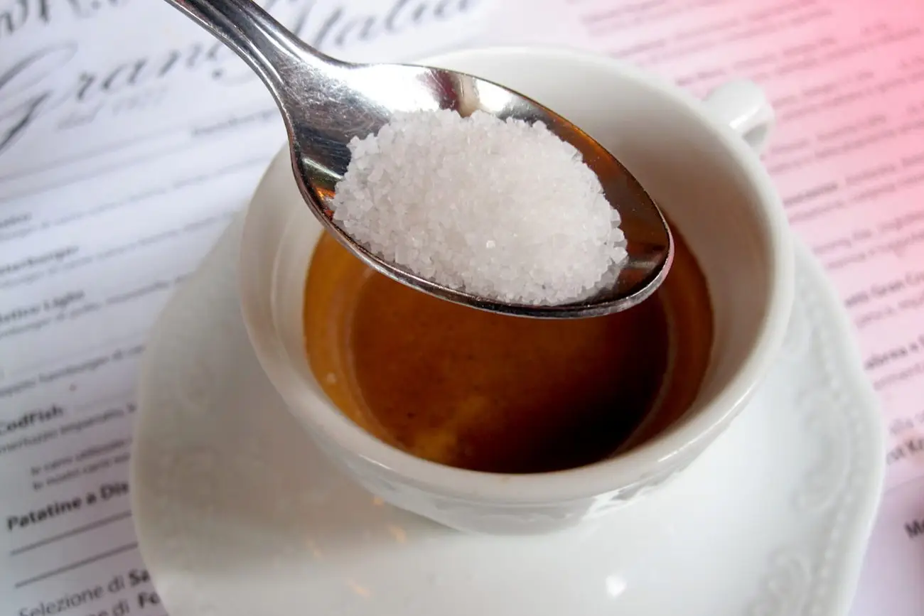 Ecco i segnali che indicano quando è il momento di dire basta al caffè, per il bene della tua salute Immagine selezionata