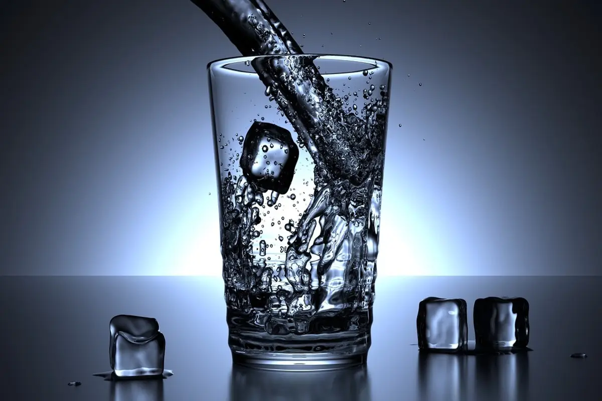 Bere acqua ghiacciata dopo i pasti può avere effetti indesiderati Bere acqua ghiacciata dopo i pasti può avere effetti indesiderati