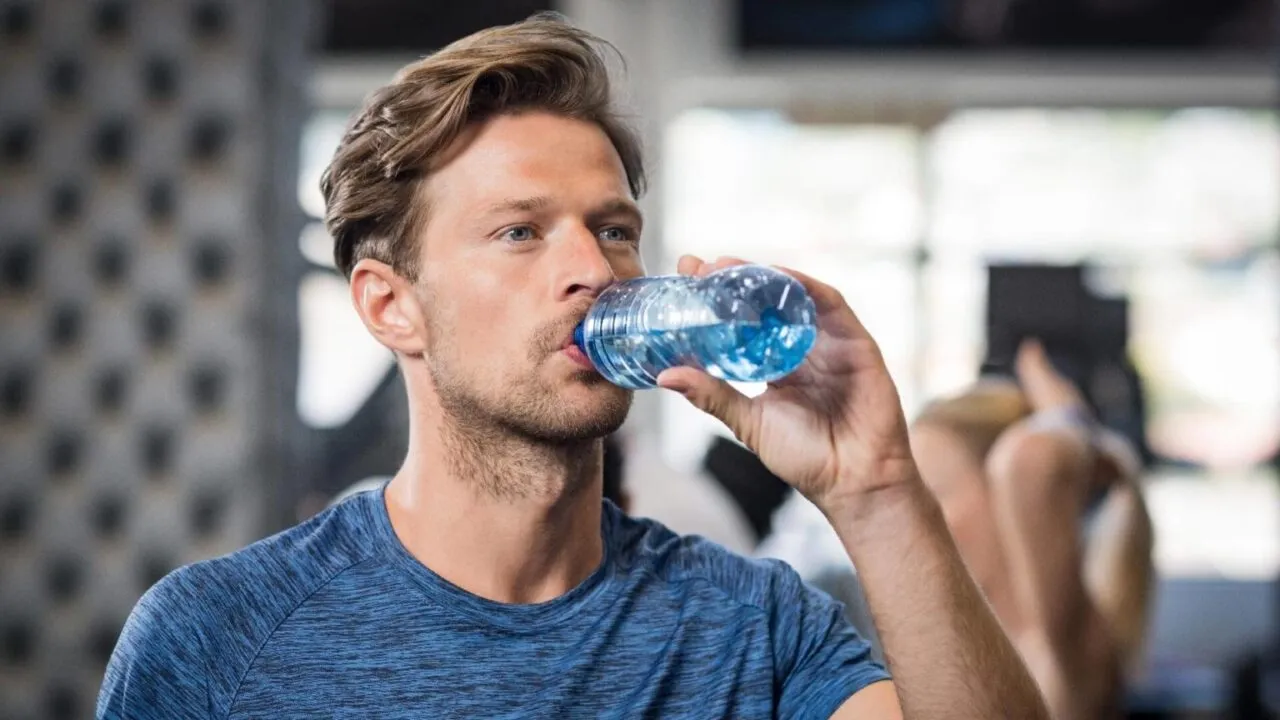Bere acqua nel modo sbagliato durante l’allenamento può essere dannoso Bere acqua nel modo sbagliato durante l’allenamento può essere dannoso