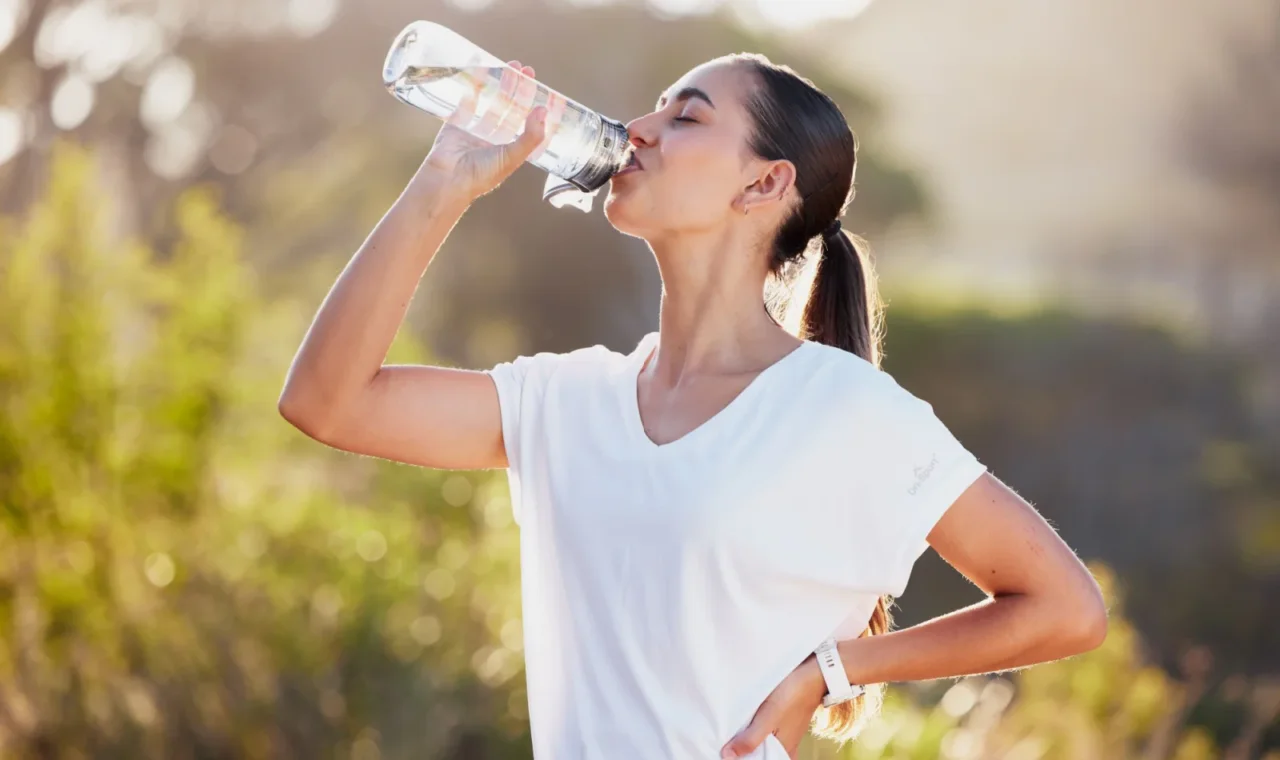 Bere acqua nel modo sbagliato durante l’allenamento può essere dannoso Bere acqua nel modo sbagliato durante l’allenamento può essere dannoso