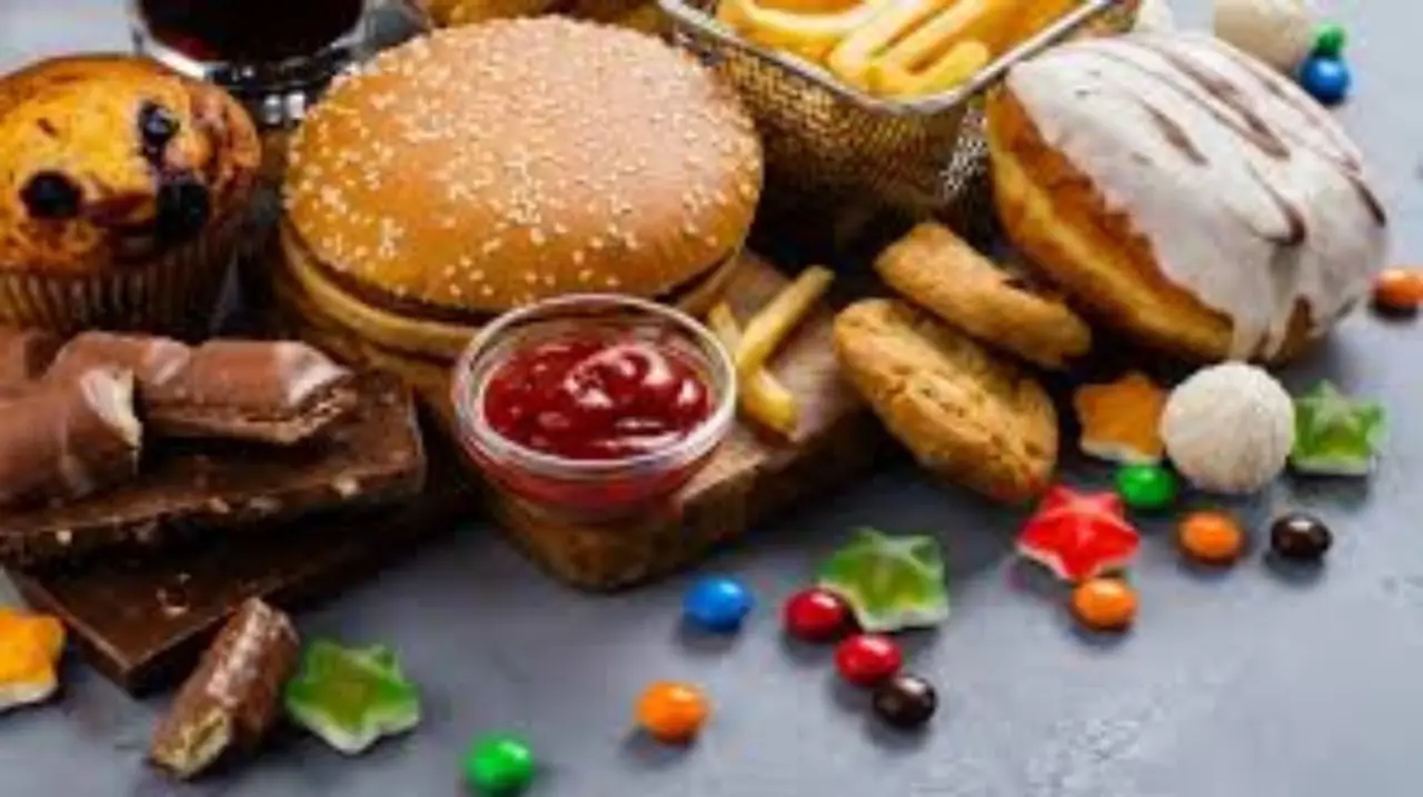 Grassi trans nascosti negli alimenti: l’impatto sulla salute spiegato da un nutrizionista SC - Alimenti confezionati e simbolo grassi trans