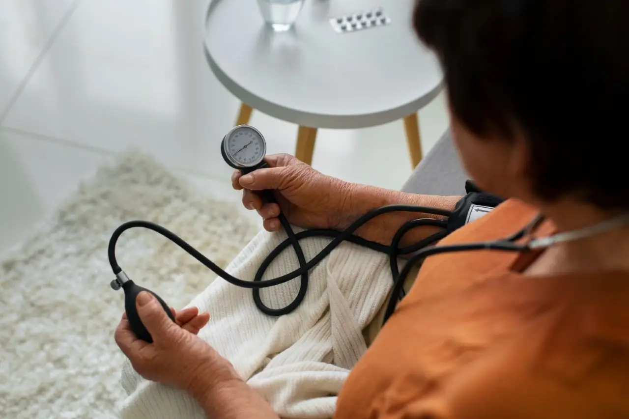 Pressione alta al mattino: cosa significa e quando preoccuparsi secondo il cardiologo SS - Misurazione pressione al risveglio